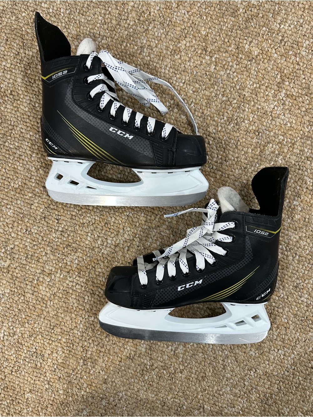 Junior Size 3 CCM 1052 Ice Hockey Skates Regular Width